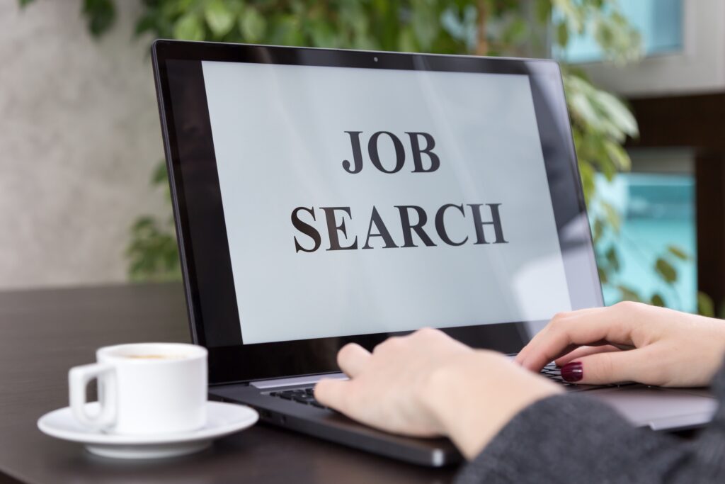 Close-up van een laptop met het woord 'Job Search' op het scherm, ideaal voor werkzoekenden op wijwerken.nu.
