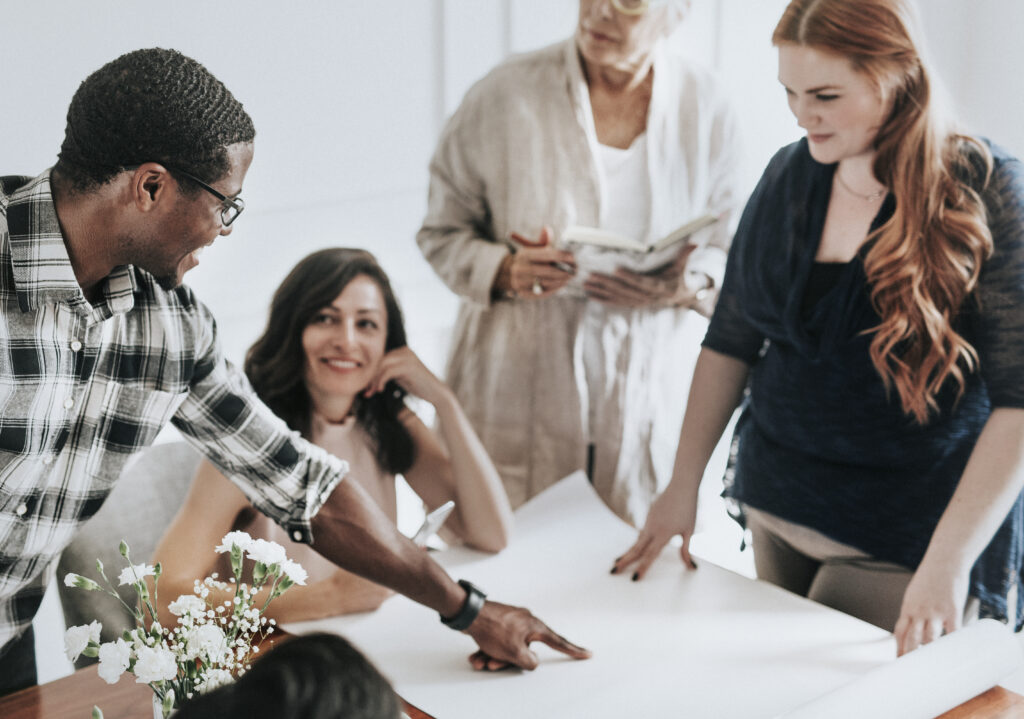 Diverse groep collega’s werkt samen aan een project tijdens een teamoverleg – representatief voor de inclusieve werkaanpak van Wijwerken.nu.