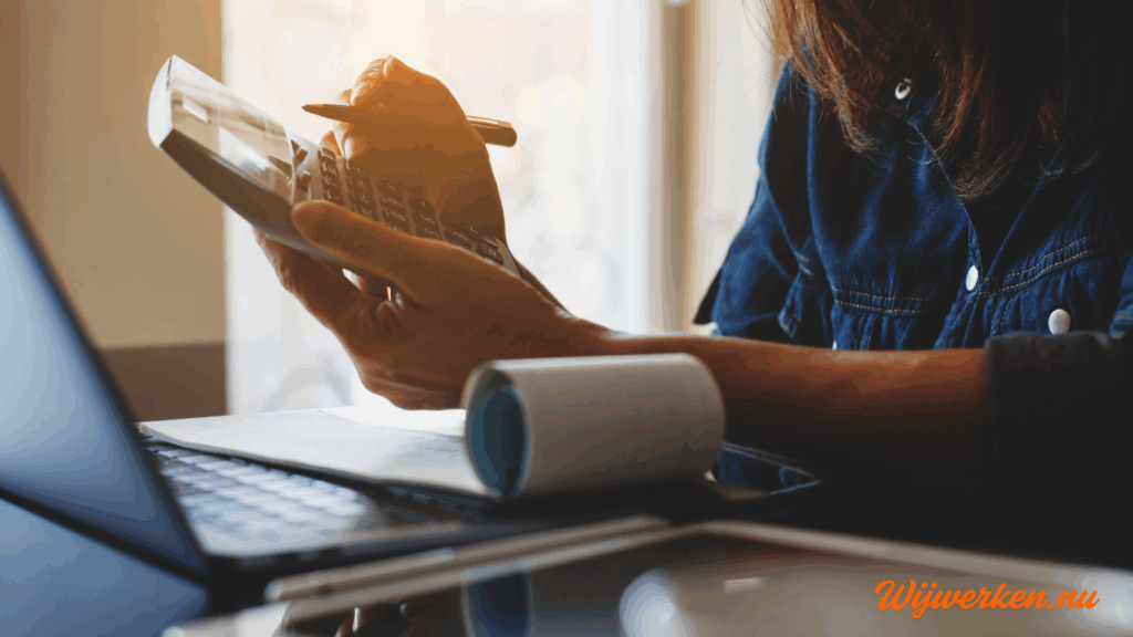 Vrouw doet loonberekeningen met calculator, bonrol en laptop – payroll van Wijwerken.nu